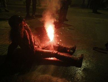 Ανακοινωθέν του «Ευαγγελισμού» για την τραυματία από τη φωτοβολίδα: «Διασωληνώμενη, σε σοβαρή κατάσταση»